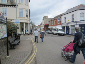 Werbung kurbelt die Wirtschaft an- Folienbuchstaben für die Schaufensterbeschriftung 2 einkaufstrasse