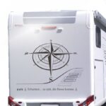 Klebefolien gestalten: Neues Design für Wohnwagen und Wohnmobile 6 elegantes Windrosen‑Motiv für Orientierungsfreude.