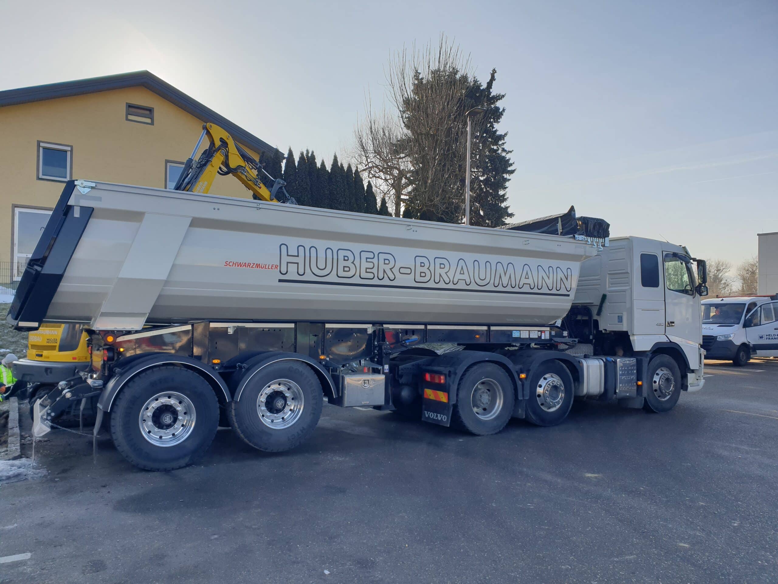 LKW-Beschriftung HUBER-BRAUMANN auf Schwarzm&uuml;ller-Kippmulde - Fahrzeugbeschriftung von Folien-Arbeiter