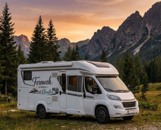 Spruch-Aufkleber Fernweh ist heilbar – mit Kilometern (Berg & Camper)