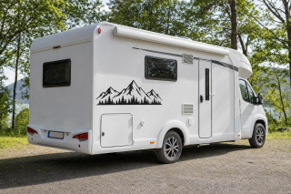 Wohnmobil-Aufkleber Bergpanorama mit Wald-Silhouette