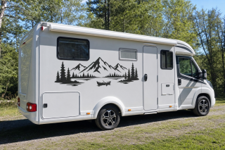 Wohnmobil-Aufkleber Bergsee mit Kanu und Tannenwald