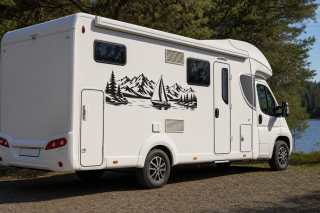 Wohnmobil-Aufkleber Segelboot am Bergsee mit Alpenpanorama
