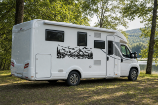 Wohnmobil-Aufkleber Segelflugzeug über Bergsee und Alpen