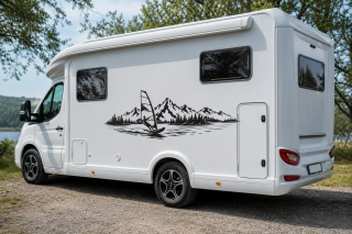 Wohnmobil-Aufkleber Windsurfer am See vor Bergpanorama
