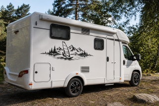 Wohnmobil-Aufkleber Windsurfer am See mit Tannen