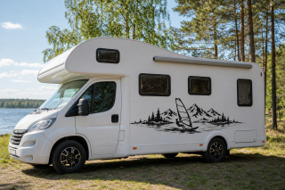 Wohnmobil-Aufkleber Windsurfer am See mit Tannen