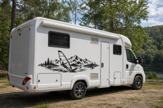 Wohnmobil-Aufkleber Windsurfer am Bergsee mit Tannen