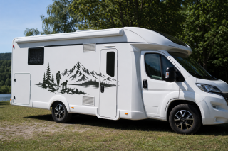 Wohnmobil-Aufkleber Wanderer mit Hund vor Bergpanorama