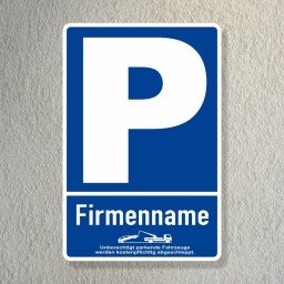 Parkplatzschild mit Firmennamen